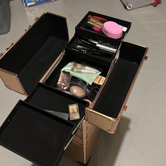 Rose gold, traveling makeup trolley. - Picture 3 of 4